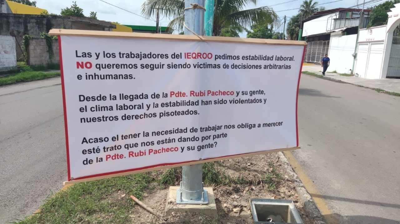 Denuncian Abuso Laboral Afuera del Ieqroo Mediante Mantas Anónimas