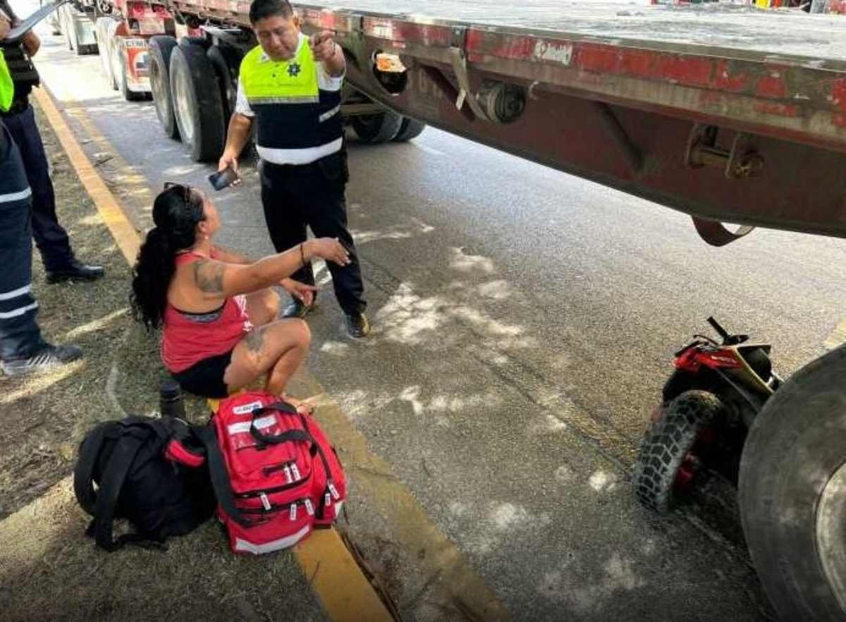 Dúo Motociclista Escapa Ileso de Choque con Tráiler en Maniobra de Último Momento