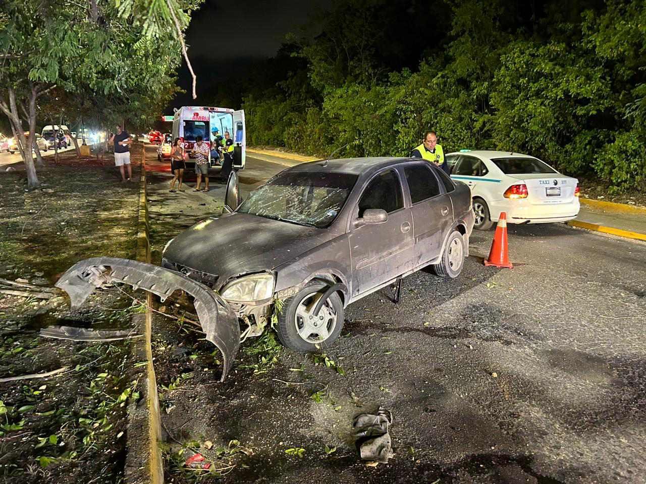 Impactante accidente en Playa del Carmen: Vehículo embiste árboles en camellón central de Villas del Sol