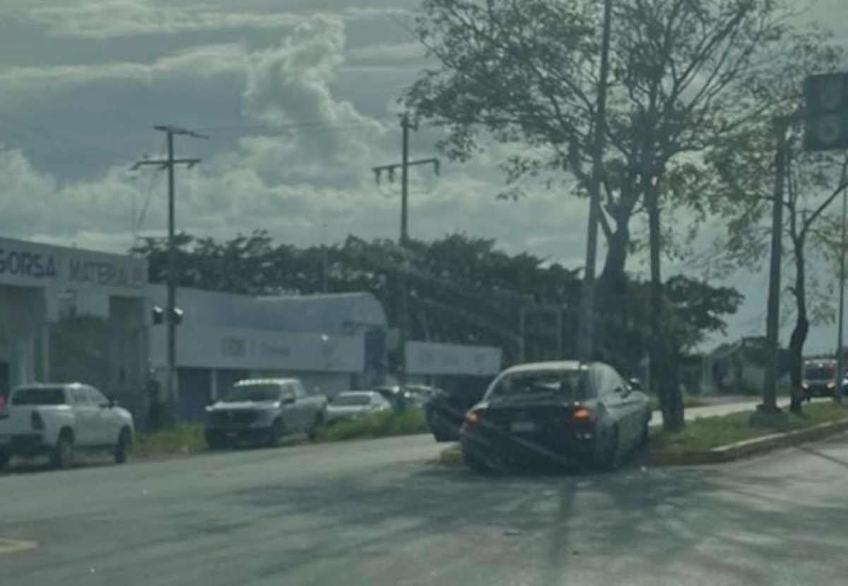 Incidente en Prolongación Álvaro Obregón: Choque de Automóvil Contra Poste Central