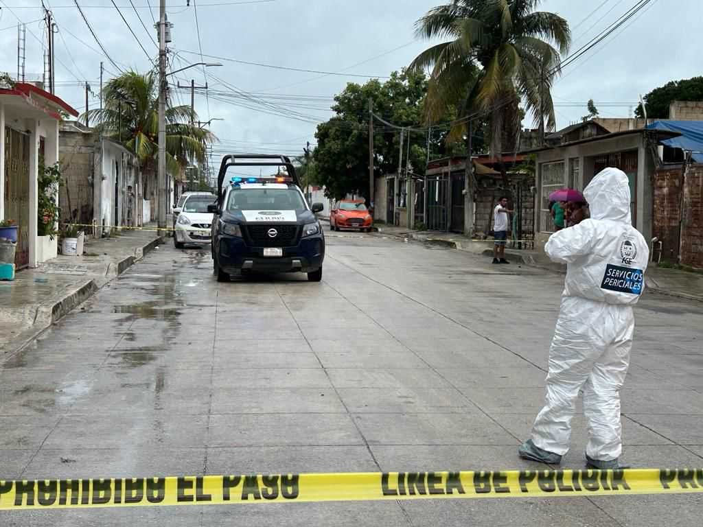 Intentan ejecutar a un hombre fuera de un domicilio, en la Región 235 de Cancún