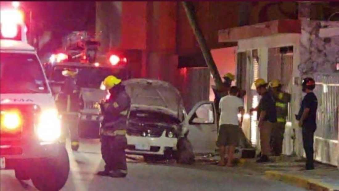 Milagroso Escape Tras Adormecerse al Volante: Choque Contra Poste en Cozumel