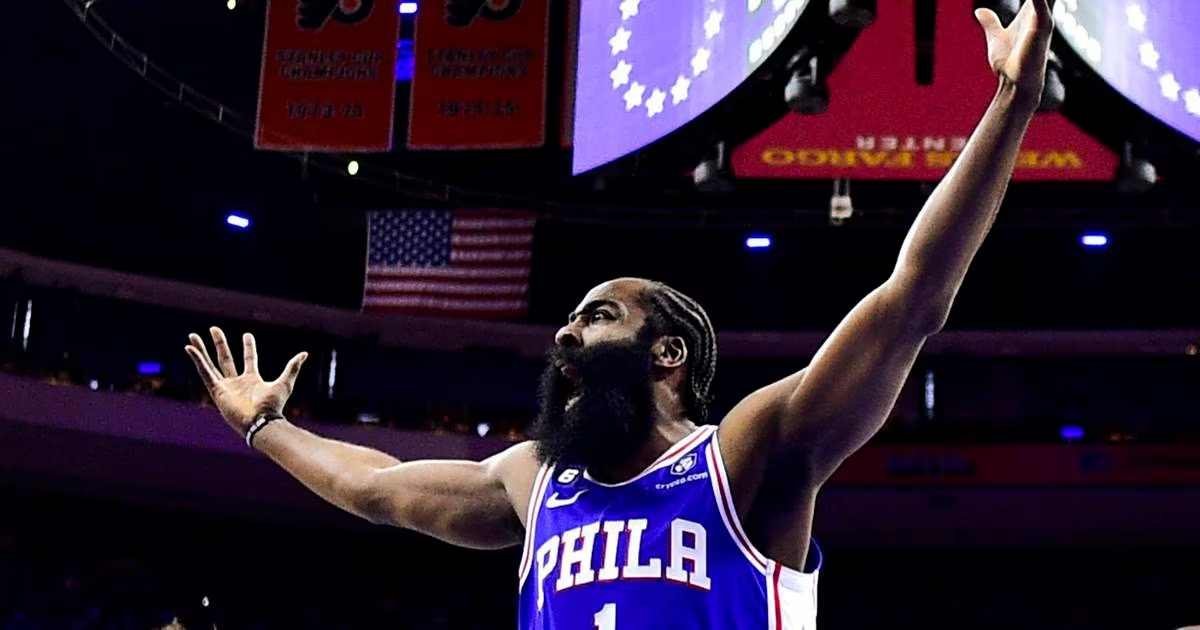 NBA Impone Multa de $100,000 a James Harden por Comentarios sobre Daryl Morey y los 76ers