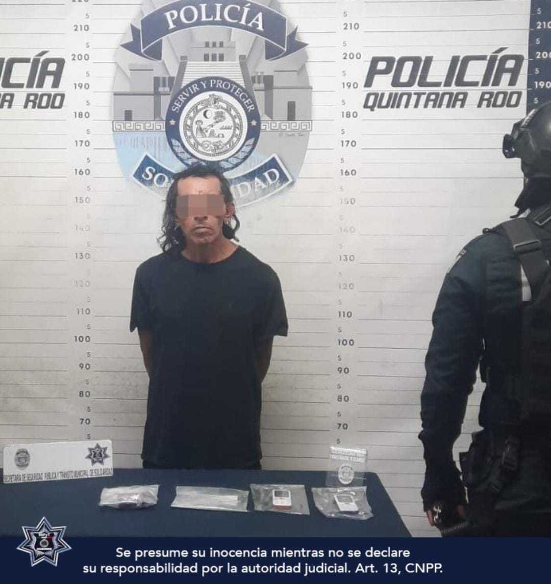 Playa del Carmen, Solidaridad a 27 de agosto de 2023.- Policías Municipales de Solidaridad aseguraron a un sujeto en posesión de mas de 20 envoltorios con posibles drogas en la colonia Colosio.
