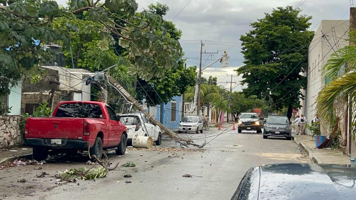 Poste de CFE se desploma sobre automóvil en Playa del Carmen sin dejar heridos