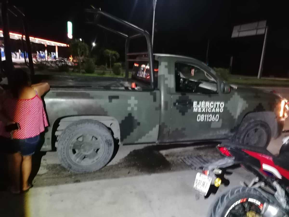 Choque en Cancún: Motociclista herido tras colisión con vehículo militar
