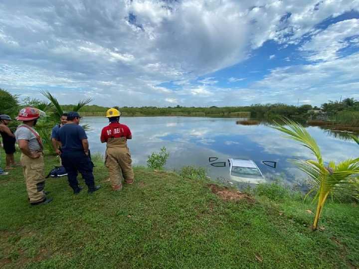 Descontrol al Volante Conduce a Vehículo Sumergido en Laguna de Chetumal