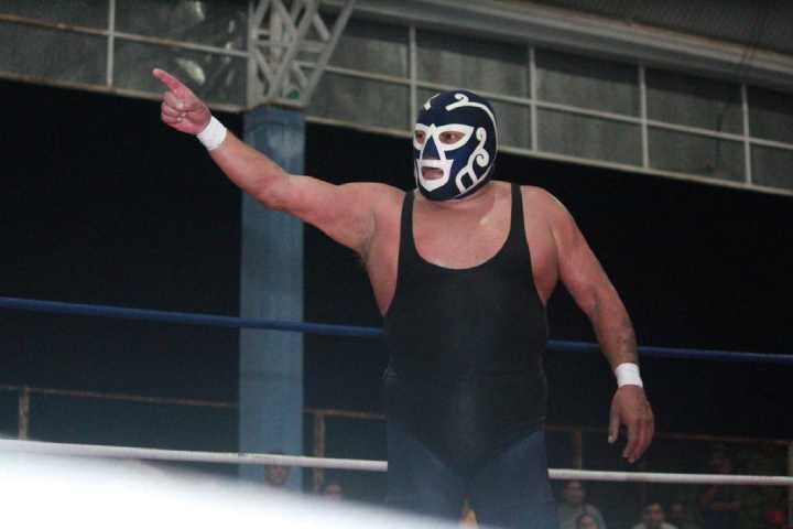 Duelo de Leyendas: Noche Épica de Lucha Libre en Solidaridad