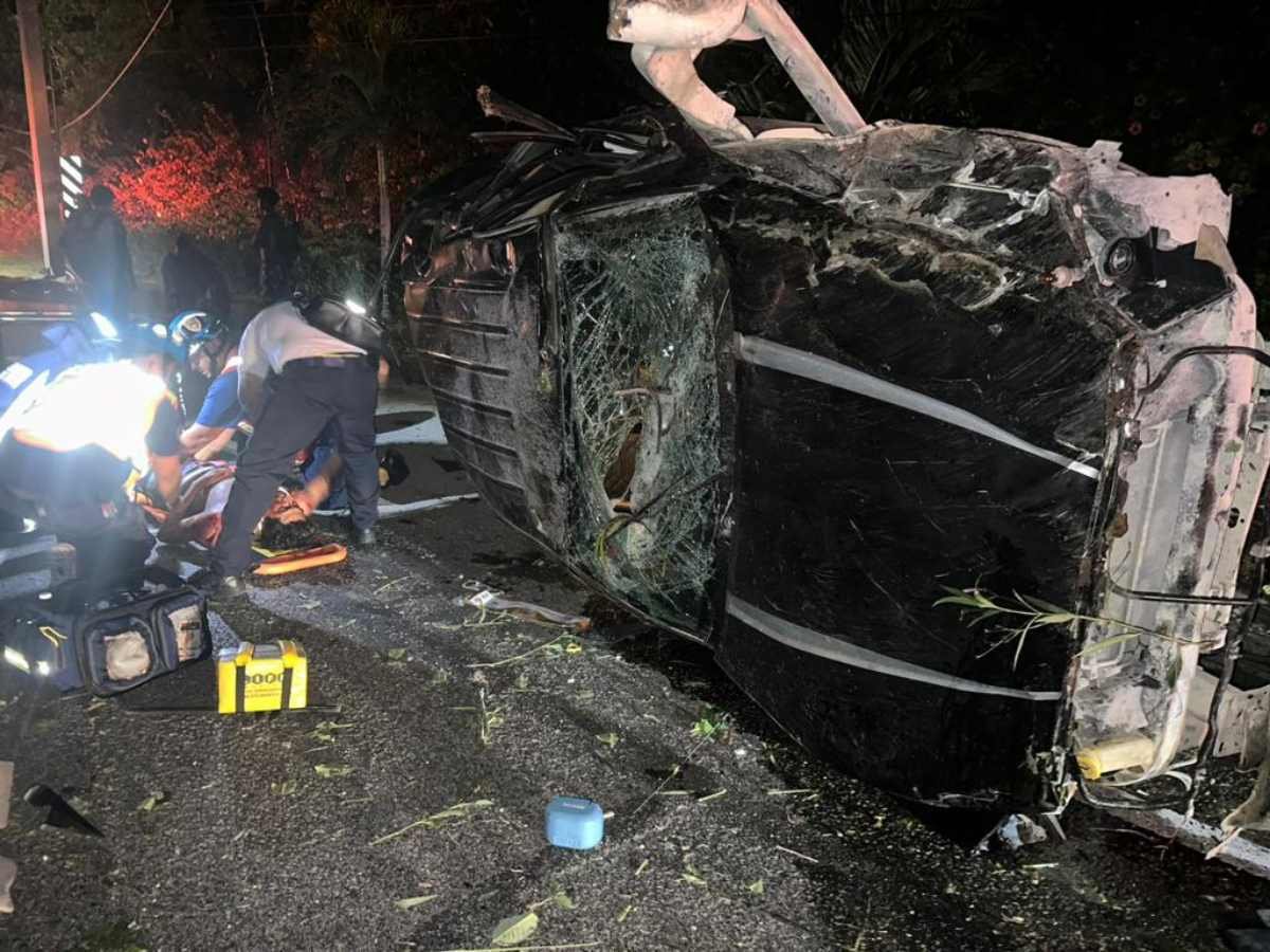 Incidente en Playa del Carmen: Camioneta colisiona con poste de la CFE cerca del Hotel Barceló
