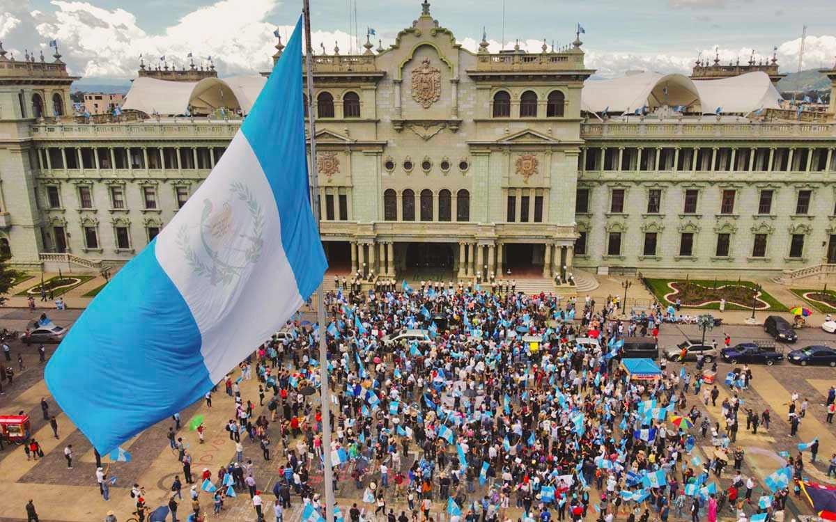 Protesta en Guatemala Contra Supuesto "Golpe de Estado" Contra el Presidente Electo Bernardo Arévalo