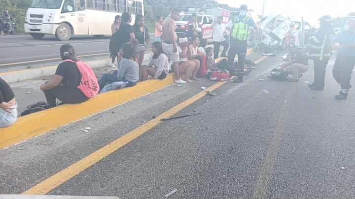 Tragedia en Carretera Federal: Seis Fallecidos y Doce Heridos en Choque Múltiple cerca de Punta Venado