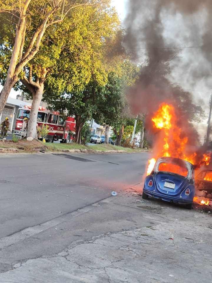 Vehículo Volkswagen en Llamas en Chetumal