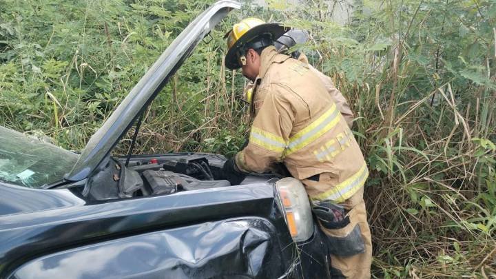 Accidente en la Carretera Federal 307: Camioneta Volcada Tras Descontrol del Conductor