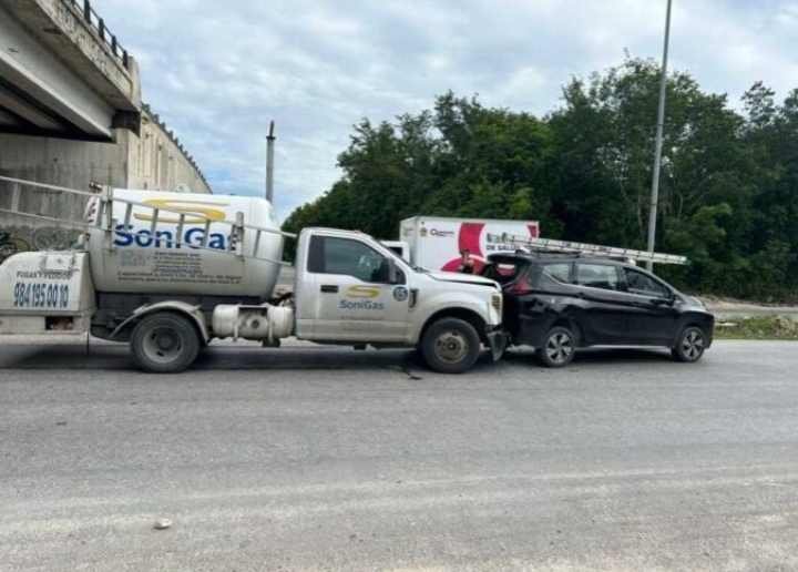 Camioneta Xpander involucrada en un doble accidente en Playa del Carmen