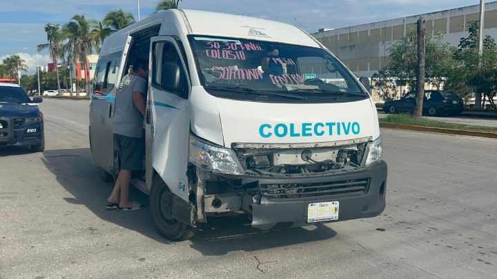 Choque en Bulevar Playa del Carmen: Camioneta invade carril y colisiona con combi