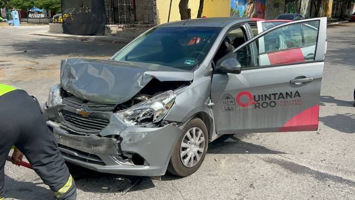 Colisión en Playa del Carmen Involucra a Vehículo Estatal