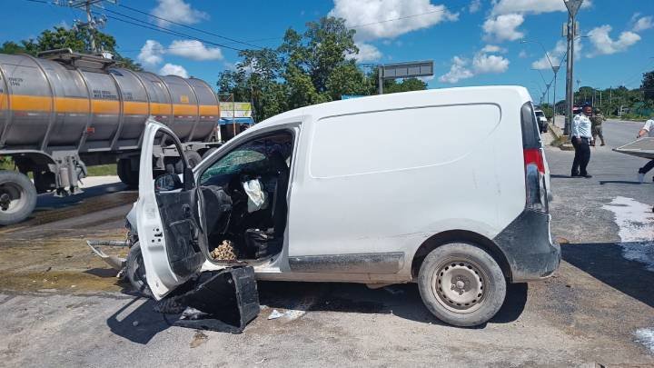 Colisión entre minivan y camión cisterna de combustible en la Avenida López Portillo de Cancún
