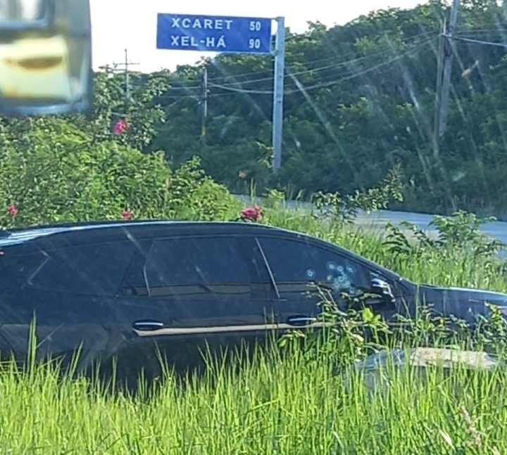 Emboscada en la Carretera Cancún-Playa del Carmen: Camioneta Bajo Fuego