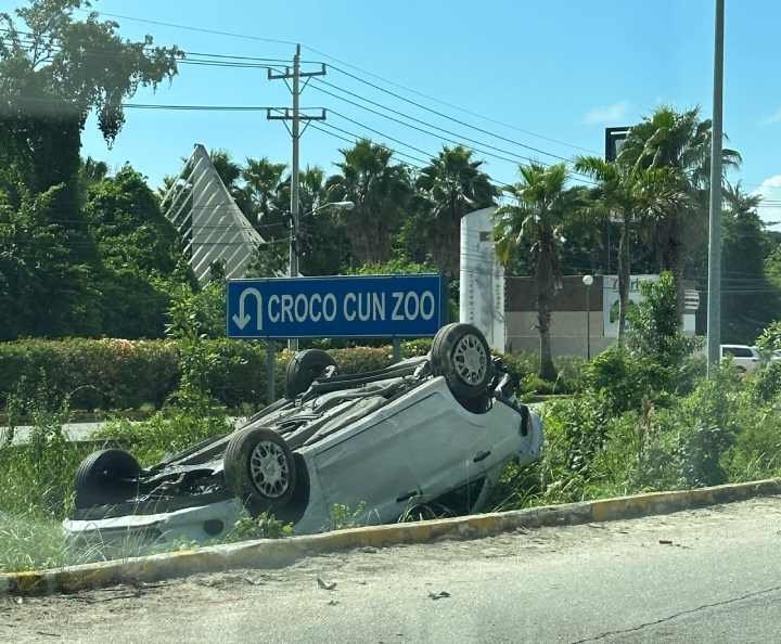 Incidente en las Proximidades de Puerto Morelos: Vehículo Volcado Tras Conducir a Gran Velocidad