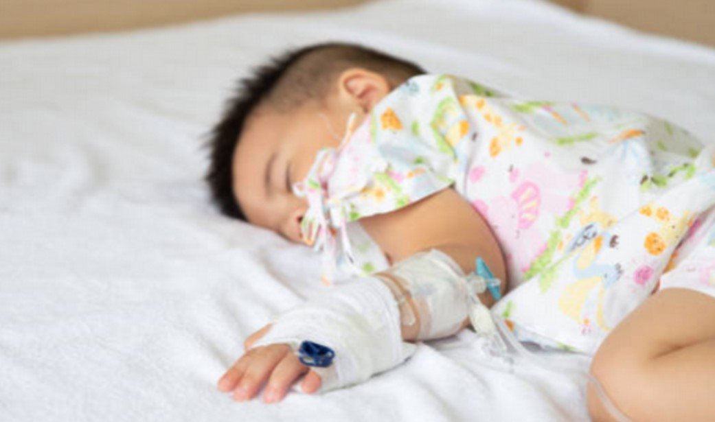 Niña con dengue se debate entre la vida y la muerte