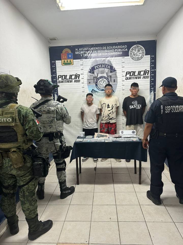 Tres Sospechosos con Arma de Fuego y Sustancias Ilegales Detenidos en Playa del Carmen