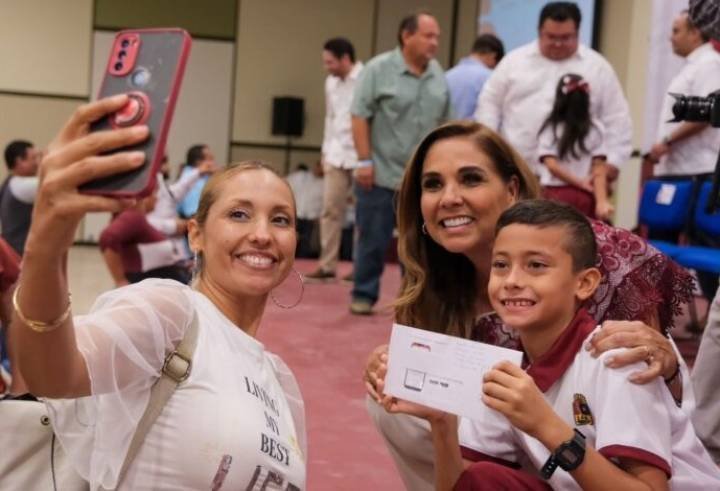 Apoyo educativo en Cozumel: Mara Lezama entrega 1,442 becas con inversión histórica