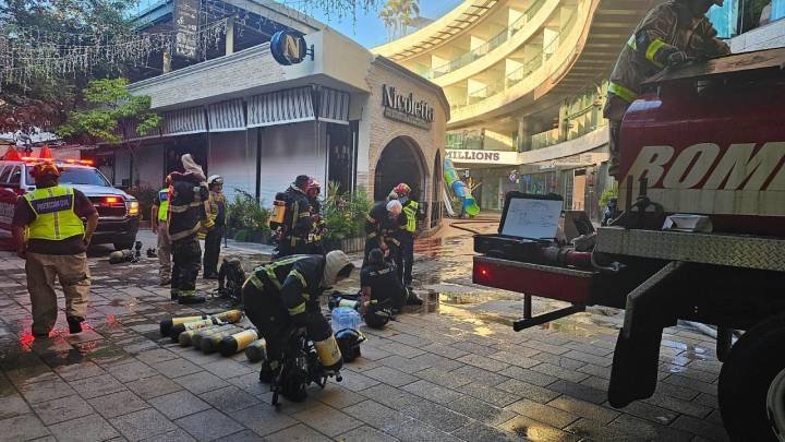 Bomberos y Protección Civil Controlan Incendio en la Quinta Avenida