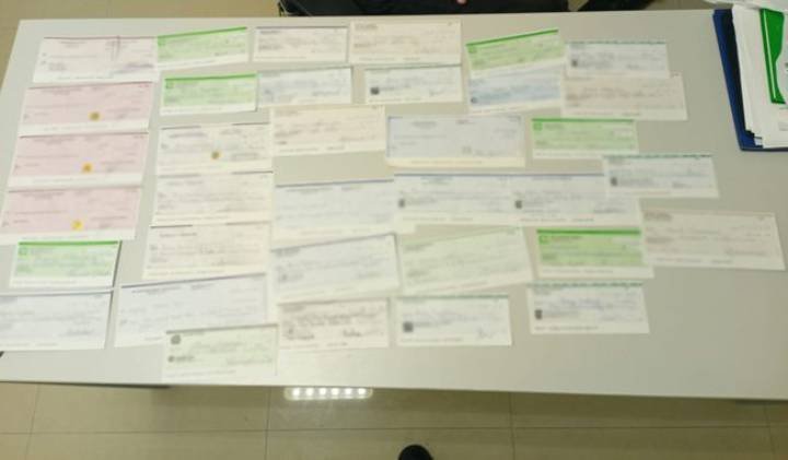 Capturan a Extrajero con Abultada Suma en Cheques en el Aeropuerto de Cancún
