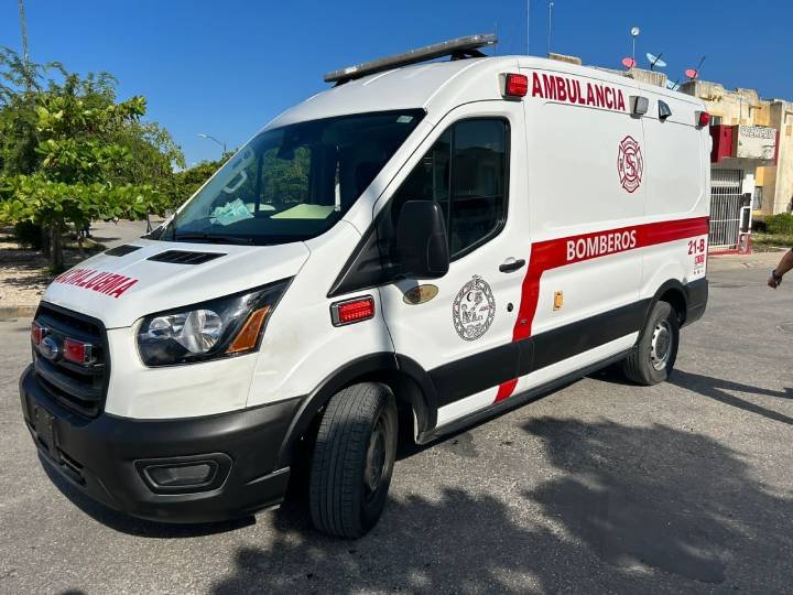 Choque en Villas del Sol, Playa del Carmen: Motociclista herida tras colisión con camioneta