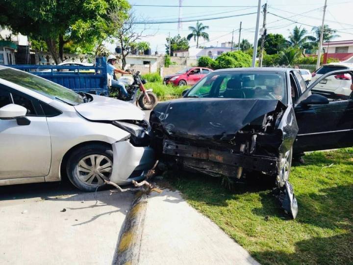 Colisión en Zona Residencial de Chetumal Provoca Daños, pero Sin Heridos
