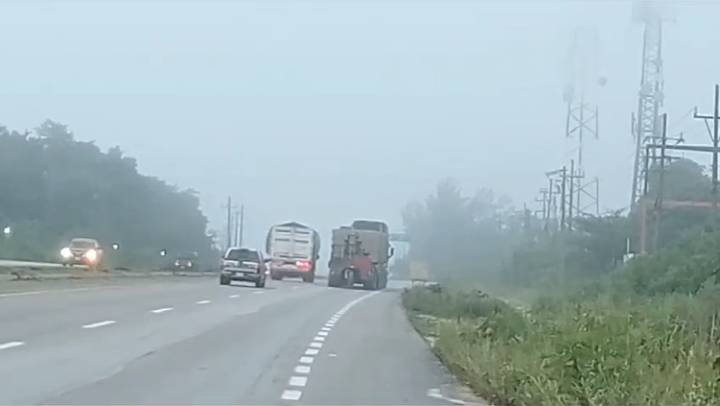 Desconcertante presencia de niebla en la carretera de Playa del Carmen-Tulum toma por sorpresa a conductores