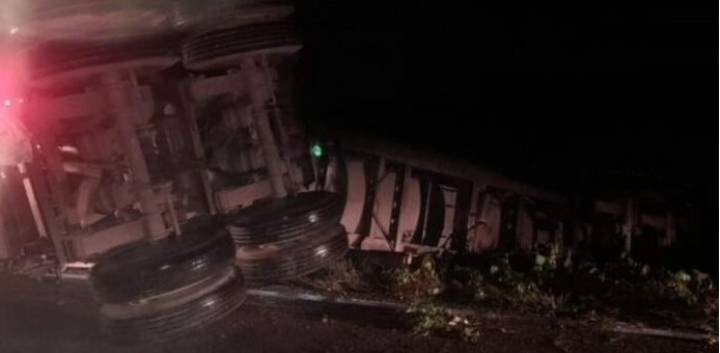 Impactante Volcadura de Camión Paraliza Carretera José María Morelos-Chetumal