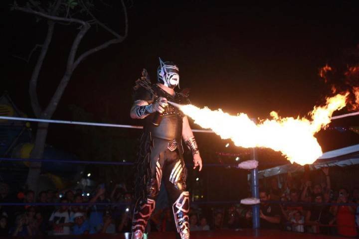 Lucha Libre Ilumina el Festival de Día de Muertos en Playa del Carmen