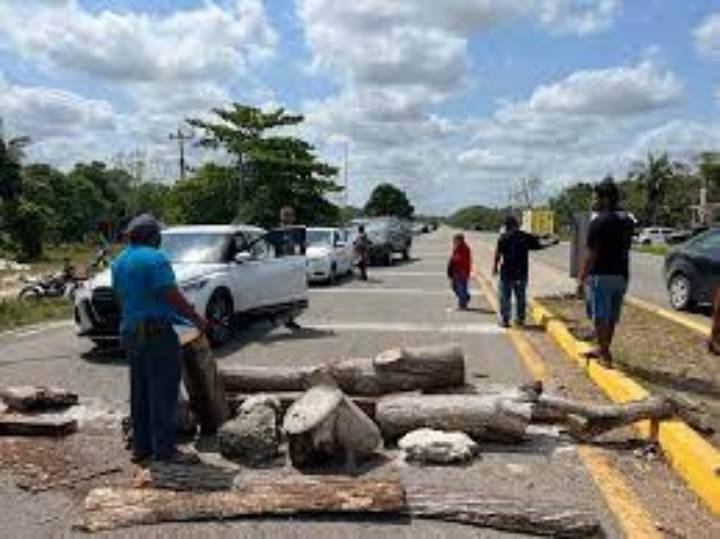 Paralización de Volqueteros en la Vía Chetumal-Escárcega