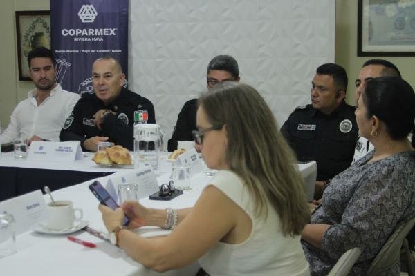 Seguridad Pública Solidaridad mantienen la cercanía con el sector empresarial • Empresarios socios de COPARMEX reconocieron la labor de la Policía Municipal y destacaron los resultados en la reducción de la inseguridad, el incremento del patrullaje y la vigilancia de proximidad. Playa del Carmen, Solidaridad a 05 de noviembre de 2023.- El gobierno municipal de Solidaridad encabezado por la presidenta Lili Campos, ha renovado la seguridad con una corporación cercana, que escucha y atiende las necesidades de los diversos sectores, en este sentido el secretario de Seguridad Pública y Tránsito Municipal de Solidaridad, Raúl Tassinari y mandos de la corporación sostuvieron una reunión con integrantes de la Confederación Patronal de la República Mexicana COPARMEX Riviera Maya, para dar seguimiento al trabajo en conjunto y los acuerdos de colaboración que fortalezcan la seguridad de este sector y la ciudadanía. Durante la reunión, los empresarios encabezados por Luis Ernesto Mendicutti Nuñez, presidente de la Comisión de Seguridad de la COPARMEX Riviera Maya, reconocieron la labor de la Policía Municipal con acciones y resultados a través de diferentes operativos y programas como el de Paz y Seguridad Empresarial y las pláticas de Prevención que se han implementado en más de 180 empresas. El encargado de la seguridad en el municipio, Raúl Tassinari, destacó que en el gobierno de la presidenta Lili Campos la seguridad de la mano de los sectores sociales es una prioridad, "esta labor nos involucra a todos, los policías a diario están en comunicación con la ciudadanía para escuchar sus necesidades y atenderlas de forma conjunta, y se trabaja permanente en su profesionalización y su actualización de conocimientos", apuntó. Con la presencia del subsecretario de Seguridad Pública y los directores de la Policía Preventiva, Policía Turística y Policía de Tránsito, el titular de la corporación presentó las acciones y resultados que se han obtenido en la presente administración, en contra del delito y la impunidad. Destacó que en la zona turística no se baja la guardia y hay establecidos ocho Centros de Atención Inmediata CAI, con video cámaras de seguridad y elementos de forma permanente para atender a turistas y residentes, además que se realiza vigilancia pedestre, en bicicleta y cuatrimotos para ingresar a todos los lugares. Los empresarios agradecieron el esfuerzo de los policías y destacaron las acciones como la renovación de los filtros, la construcción del C2, el aumento de cámaras de vigilancia, los resultados en la reducción de delitos y la atención inmediata a través del 9-1-1, por lo que se comprometieron a seguir construyendo juntos un Solidaridad en paz.