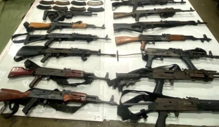 Acusado de introducir miles de rifles a México enfrenta juicio en EE. UU