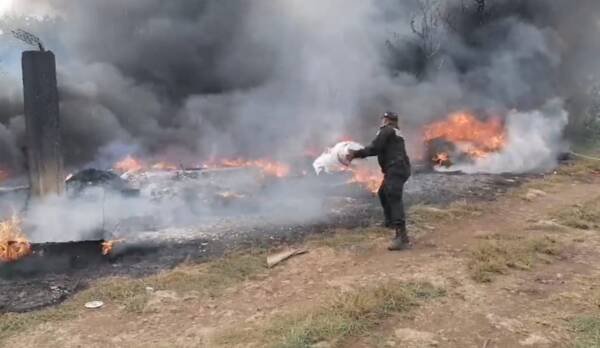 Bomberos y Habitantes de San Pedro Noh Pat, Kanasín, Sofocan un Incendio de Llantas – Diario Cambio 22 – Península Libre