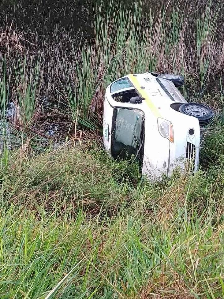 Encuentran Taxi Volcado y Desatendido en Nachicocom