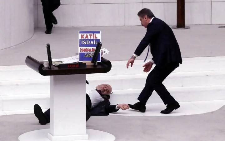 Fallecimiento de Legislador Turco tras Incidente Cardíaco durante Comentario sobre Ataque a Palestina