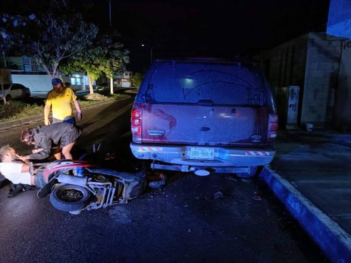 Incidente Vial: Motociclista Gravemente Herido Tras Choque con Camioneta Estacionada