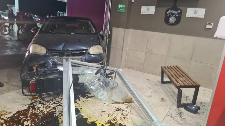 Incidente en una Pizzería: Vehículo se Estrella Tras Pérdida de Control
