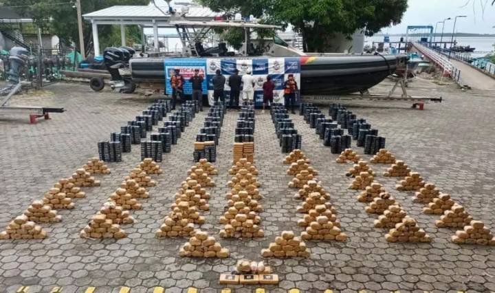 Interceptada Embarcación con Carga de Coca en el Pacífico Colombiano