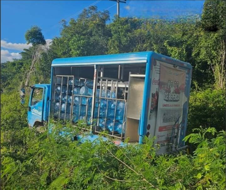 Milagroso Escape en la Zona Maya: Conductor Evita Catástrofe en la Carretera