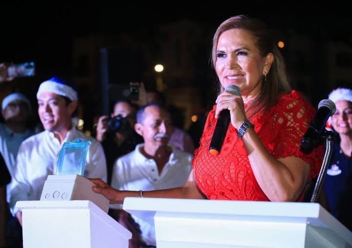 Resplandor Festivo: Playa del Carmen Ilumina su Árbol Navideño