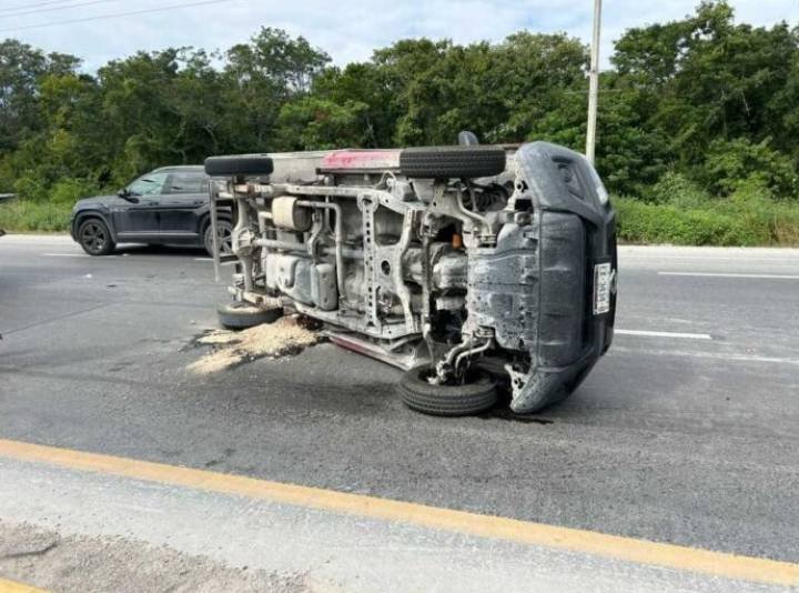 Accidente en Carretera: Volcadura por Fallo en Neumático entre Playa del Carmen y Tulum