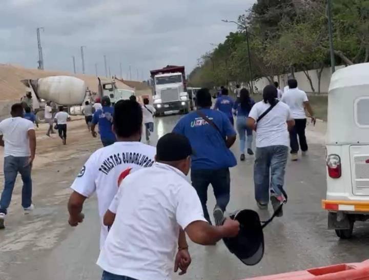 Bloquean mototaxistas vialidad para exigir seguridad en carretera por obras del Tren Maya