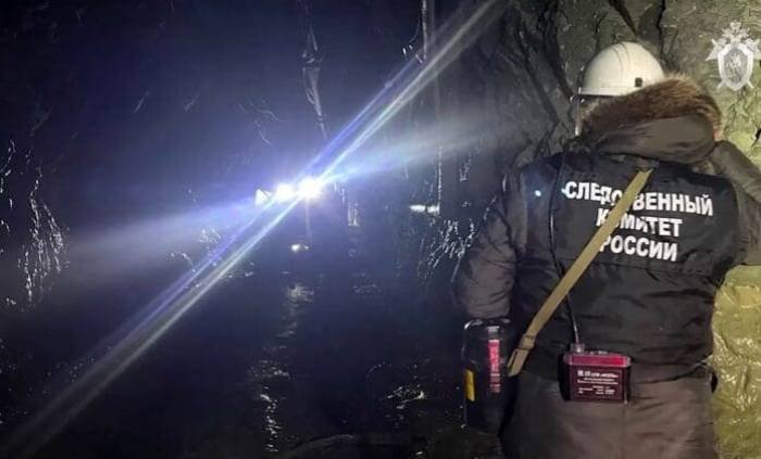 Desastre en explotación minera de Rusia deja 13 mineros atrapados por más de 48 horas