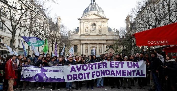 Histórica Decisión en Francia: Reconocimiento del Aborto en la Constitución