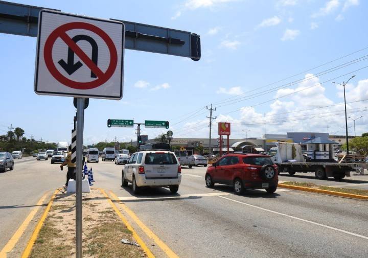 Aviso de cambios de circulación vial, en el boulevard Playa del Carmen