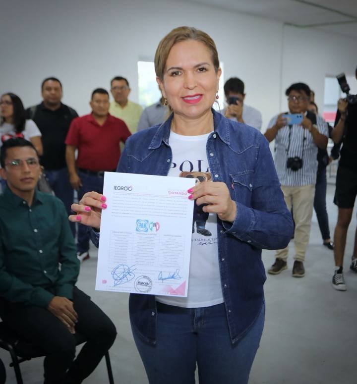 Lili Campos recibe constancia como candidata